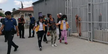Yolda tanımadığı kişi tarafından bıçaklandı