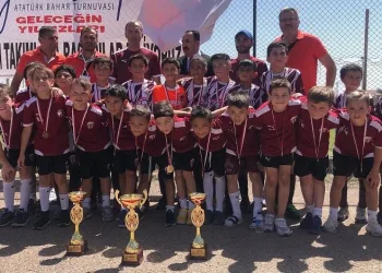 İnegölspor U10 ve U11 ekipleri kupalarla İnegöl’e döndü