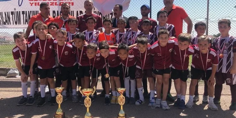 İnegölspor U10 ve U11 ekipleri kupalarla İnegöl’e döndü