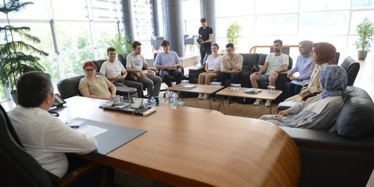 Üniversite kazanan öğrencilerden Başkan Yılmaz’a teşekkür ziyareti