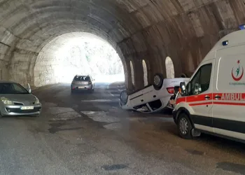 İki otomobil tünelde çarpıştı: 4 yaralı