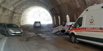 İki otomobil tünelde çarpıştı: 4 yaralı