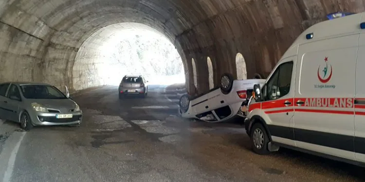 İki otomobil tünelde çarpıştı: 4 yaralı