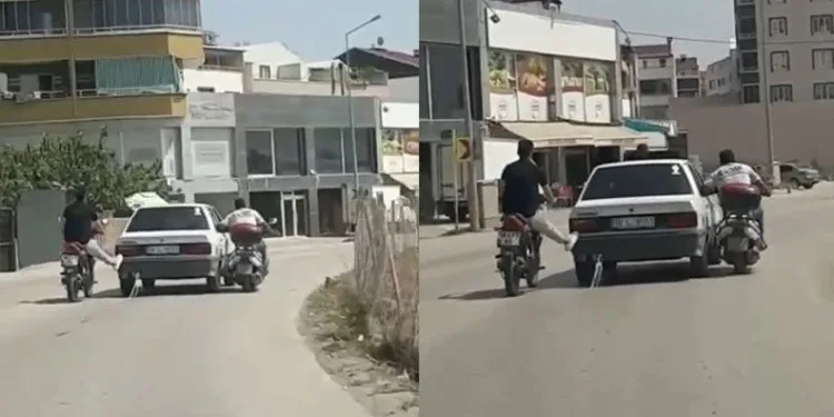 Bursa’da yolda kalan otomobili ayaklarıyla ittiler