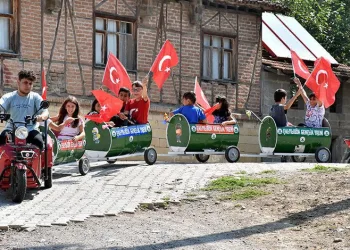 Bursa’da varil treni çocukların eğlencesi oldu