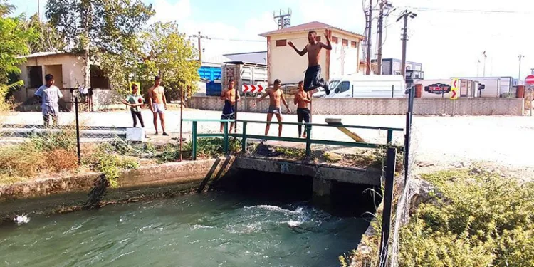 Bursa’da sıcaktan bunalanlar su kanallarına koştu