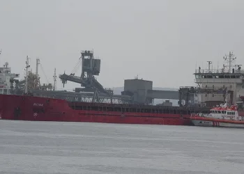 Çanakkale’de karaya oturan gemi kurtarılmaya çalışılıyor