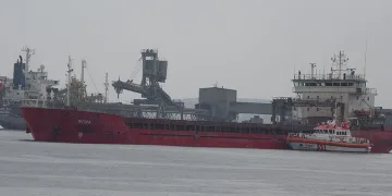 Çanakkale’de karaya oturan gemi kurtarılmaya çalışılıyor