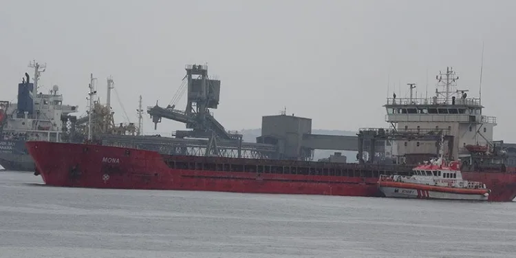 Çanakkale’de karaya oturan gemi kurtarılmaya çalışılıyor