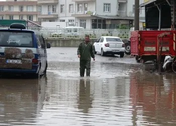 Çanakkale’de sokakları ve iş yerlerini su bastı