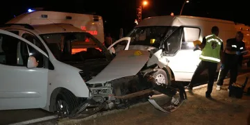 Van’da minibüs kamyonete çarptı: 1 ölü, 13 yaralı