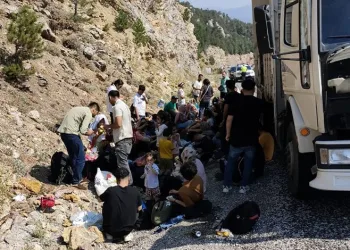 Muğla’da kamyonun kasasında 72 düzensiz göçmen yakalandı