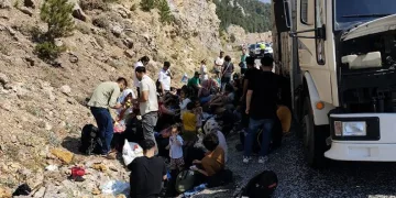 Muğla’da kamyonun kasasında 72 düzensiz göçmen yakalandı
