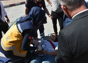 Sıcağa dayanamayan öğrenci, tören alanında bayıldı