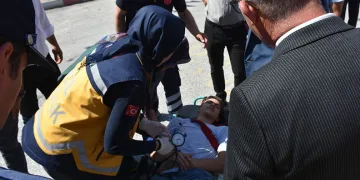 Sıcağa dayanamayan öğrenci, tören alanında bayıldı