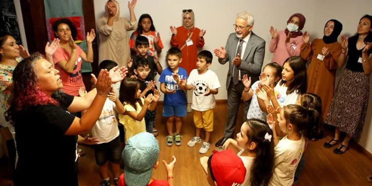 Başkan Erdem, çocuklarla kütüphanede buluştu