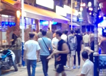 Olaya müdahale eden polis merdivenlerden düştü