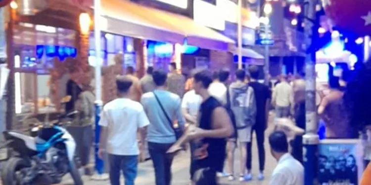 Olaya müdahale eden polis merdivenlerden düştü