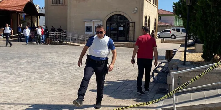 Antalya’da bir bankanın müdürü rehin alındı