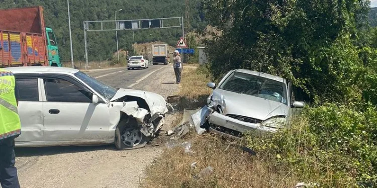 Karabük’te iki otomobil kafa kafaya çarpıştı: 5 yaralı