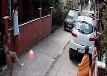 Daracık sokakta çocuklara dehşeti yaşattı