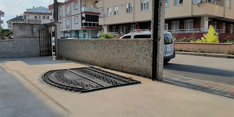 Bursa’da demir kapı çocuğun üzerine devrildi