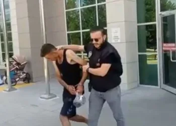 Hırsızlıktan aranan zanlı, hırsızlık yaparken yakalandı