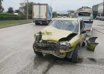 Bursa’da otomobil kamyonete çarptı: 2 yaralı