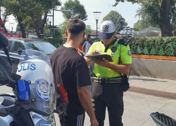 Bursa’da kask takmayan genç cezadan kurtulamadı