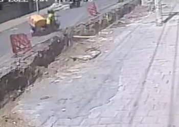 Muğla’da şeride takılan kurye kazılan kanala düştü