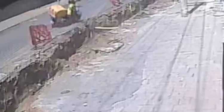 Muğla’da şeride takılan kurye kazılan kanala düştü