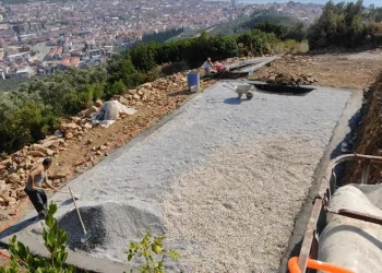 Gemlik’te tarım arazilerine giden yollar yenileniyor