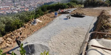 Gemlik’te tarım arazilerine giden yollar yenileniyor