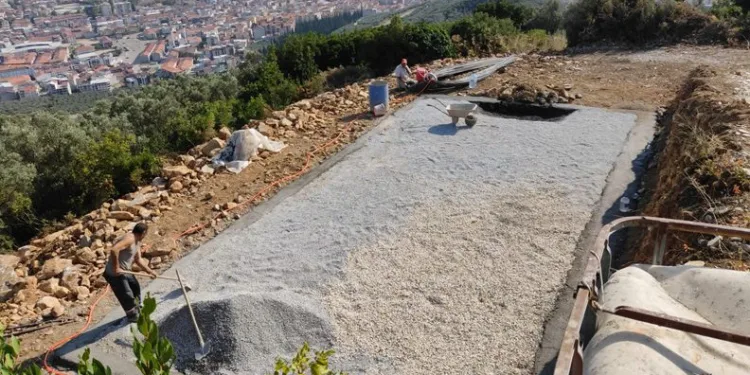 Gemlik’te tarım arazilerine giden yollar yenileniyor