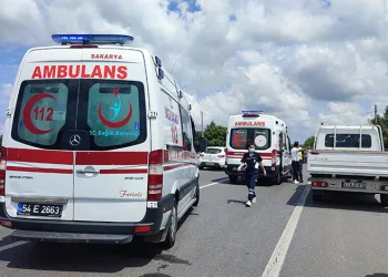Sakarya’da otomobil tarlaya uçtu: 1’i çocuk 3 yaralı