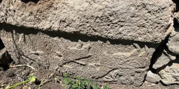 Üzerinde insan figürleri bulunan taş ilgi odağı oldu