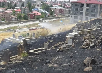 Kars’ta mezarlıkta yangın