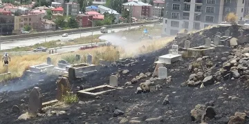 Kars’ta mezarlıkta yangın