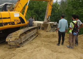 Kocaeli’de devrilen kamyondan atladı
