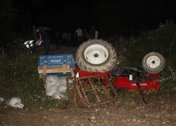 Feci kaza, evlerine 50 metre kala traktör devrildi