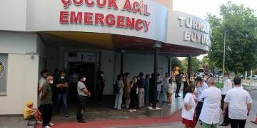 Hasta yakınları güvenlik görevlisine saldırdı