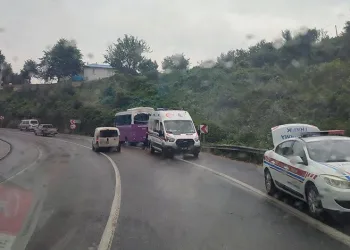 Sakarya’da yolcu otobüsüyle tır çarpıştı: 4 yaralı