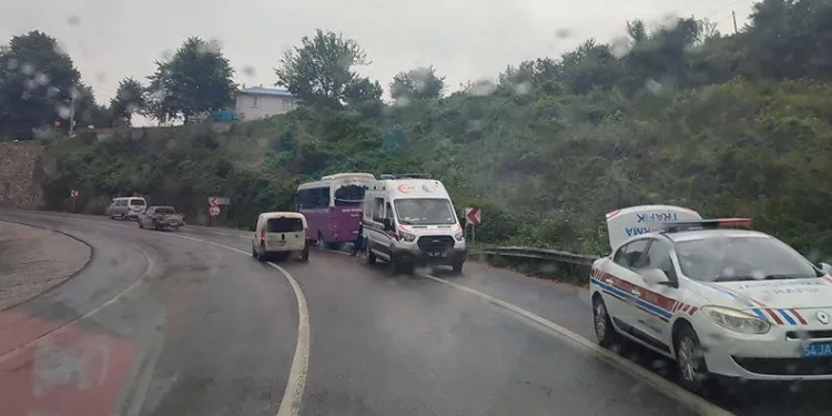 Sakarya’da yolcu otobüsüyle tır çarpıştı: 4 yaralı