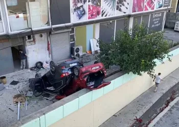 İstanbul’da yanlışlıkla gaza basan sürücü 2’inci kattan düştü