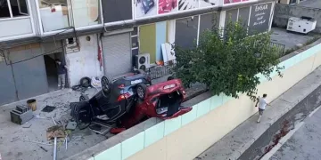 İstanbul’da yanlışlıkla gaza basan sürücü 2’inci kattan düştü