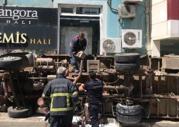 Kömür yüklü kamyon, kaldırıma çıkarak yan yattı