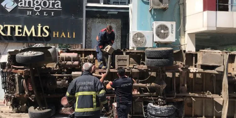 Kömür yüklü kamyon, kaldırıma çıkarak yan yattı