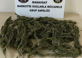 Poşette uyuşturucu madde taşıyan şüpheliye suçüstü