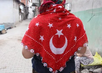 Müşküle iğne oyasıyla oğlunun hatırasını yaşatıyor