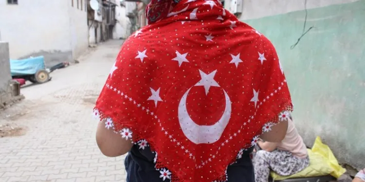 Müşküle iğne oyasıyla oğlunun hatırasını yaşatıyor